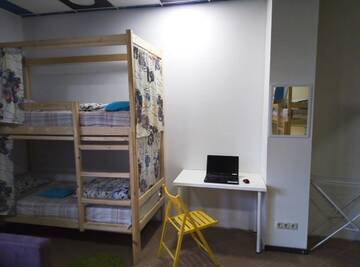 Кровать в общем 6-местном номере для мужчин и женщин в  Flatcom Hostel